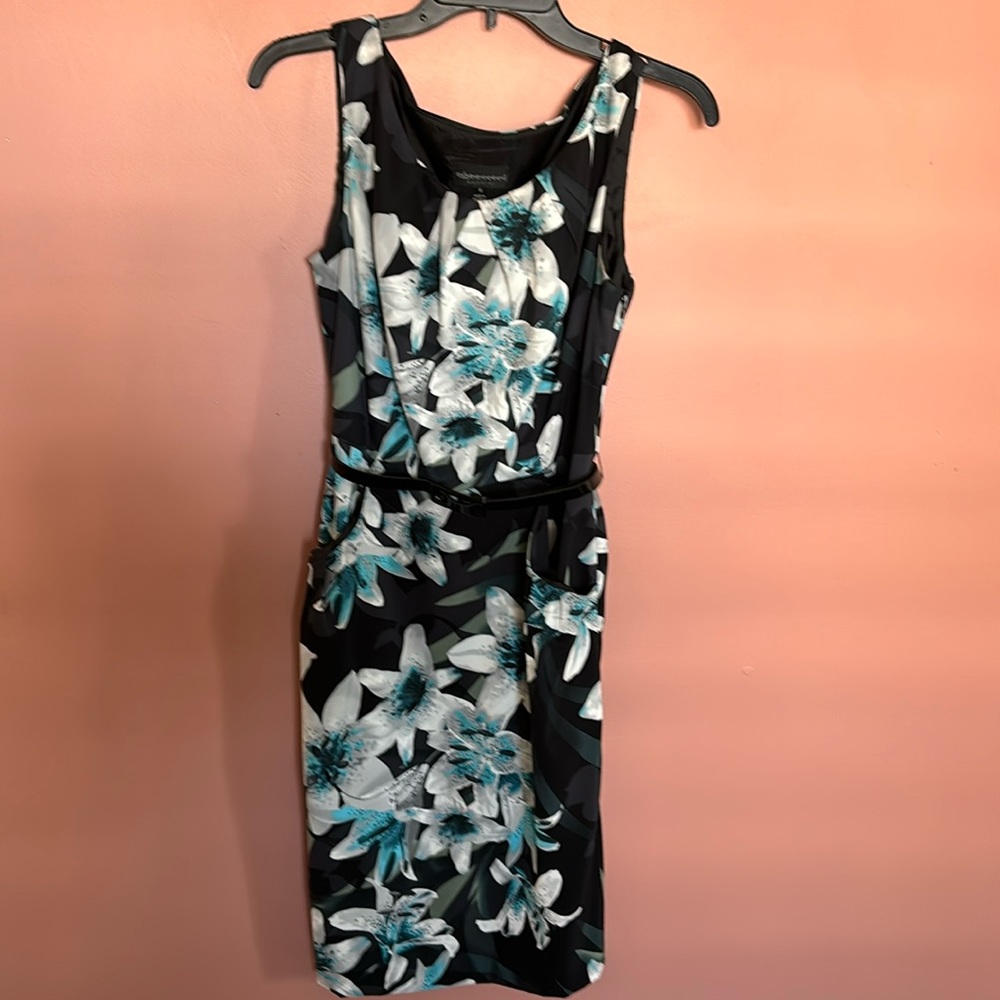 Floral dress with belt and pockets